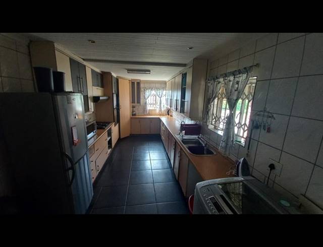 4 BEDROOM HOUSE FOR SALE IN PHILIP NEL PARK